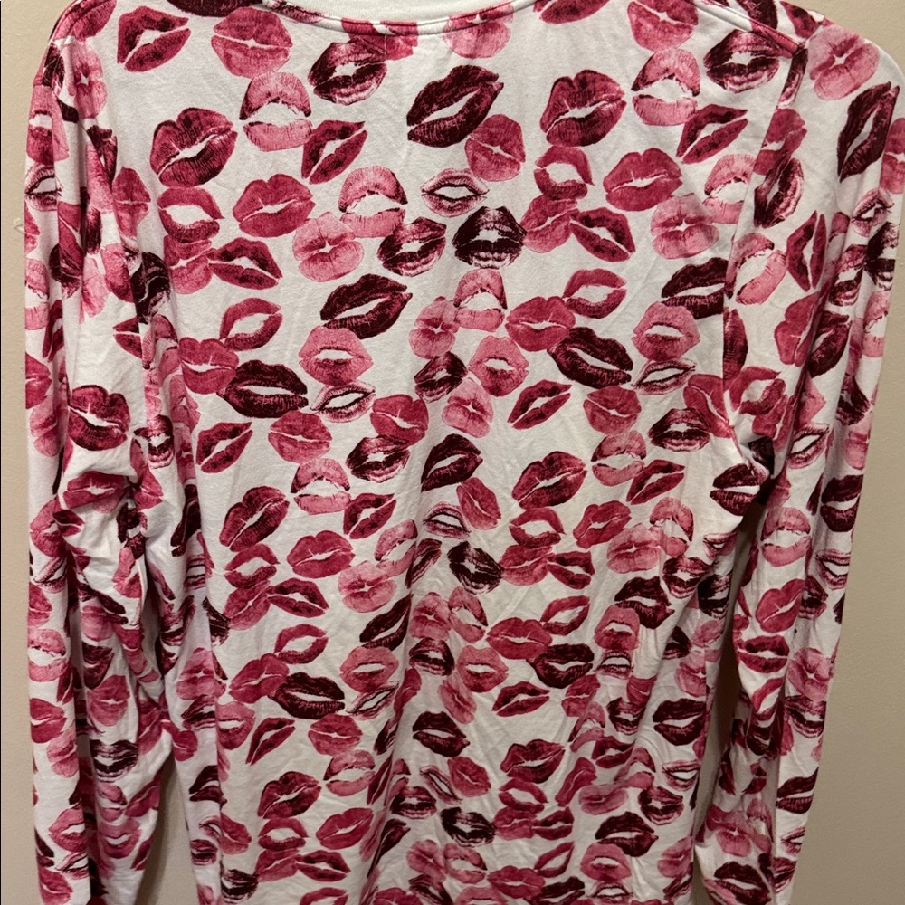 💋 SKIMS Valentine's Day Boyfriend Long Sleeve Sleep Shirt Lip Print 💋 - Picture 3 of 6